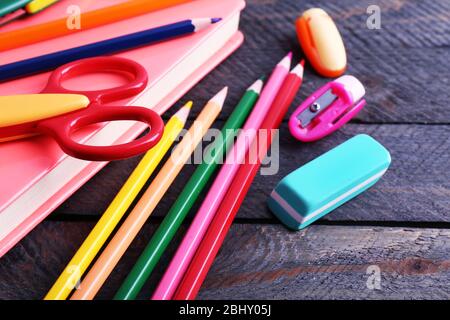 Bunte Papeterie auf Holztisch, Nahaufnahme Stockfoto