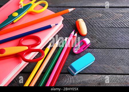 Bunte Papeterie auf Holztisch, Nahaufnahme Stockfoto