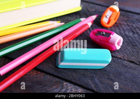 Bunte Papeterie auf Holztisch, Nahaufnahme Stockfoto