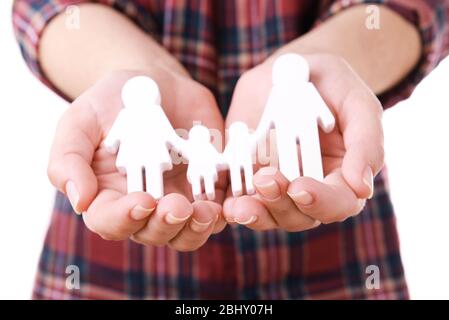 Weibliche Hände mit Modell der Familie isoliert auf weiß Stockfoto