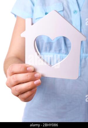 Weibliche Hand mit kleinem Modell des Hauses, Nahaufnahme Stockfoto