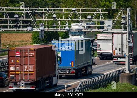 Mautbrücke zur Mauterfassung auf der Autobahn A3 bei Hamminkeln, Niederrhein, NRW, Deutschland, Stockfoto