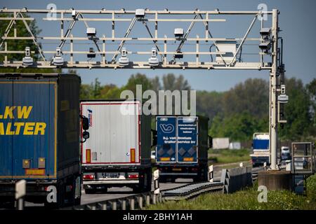 Mautbrücke zur Mauterfassung auf der Autobahn A3 bei Hamminkeln, Niederrhein, NRW, Deutschland, Stockfoto