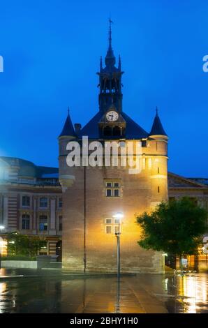 Nachtansicht von Donjon du Capitole Gebäude am Hauptplatz von General de Gaulle in Toulouse Stockfoto