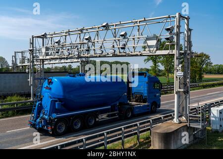 Mautbrücke zur Mauterfassung auf der Autobahn A3 bei Hamminkeln, Niederrhein, NRW, Deutschland, Stockfoto