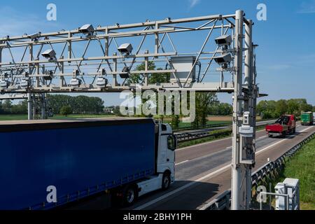 Mautbrücke zur Mauterfassung auf der Autobahn A3 bei Hamminkeln, Niederrhein, NRW, Deutschland, Stockfoto