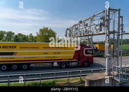 Mautbrücke zur Mauterfassung auf der Autobahn A3 bei Hamminkeln, Niederrhein, NRW, Deutschland, Stockfoto