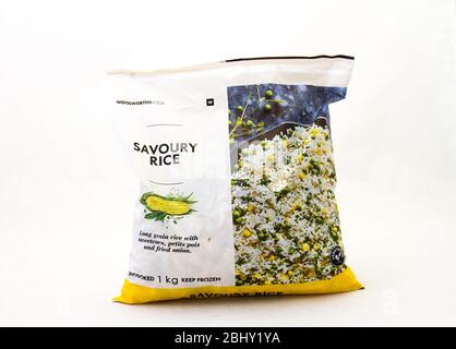 Alberton, Südafrika - eine Packung Woolworths Food gefrorenen herzhaften Reis isoliert auf einem klaren Hintergrundbild mit Kopierraum Stockfoto