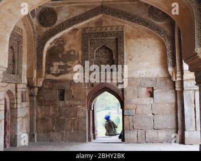 Innenansicht eines bara gumbad Fenster und sikh Mann sitzt auf ihm in lodhi Gärten Stockfoto