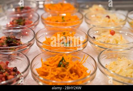 Salate in Schüsseln in der offenen Küche des Restaurants sind in einer Reihe Stockfoto