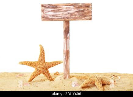 Holzschild mit Sand isoliert auf weiß Stockfoto