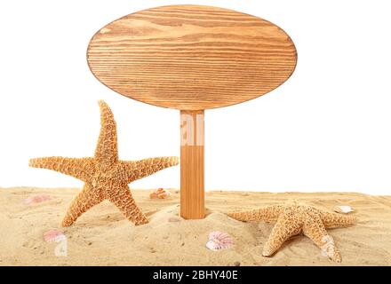 Holzschild mit Sand isoliert auf weiß Stockfoto