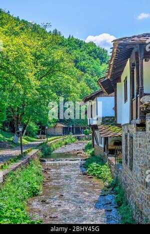 Fluss Yantra in der Etar architektonischen ethnographischen Komplex in Bulgarien an einem sonnigen Sommertag Stockfoto