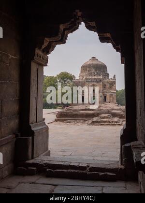 shish gumbad von einem Bogen in lodhi Gärten in Neu-delhi eingerahmt Stockfoto