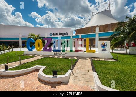 Cozumel, Mexiko - 24. April 2019: Buntes Cozumel Schild auf der Insel Cozumel mit Einkaufszentrum Punta Langosta im Hintergrund in Cozumel, Mexiko, Cari Stockfoto