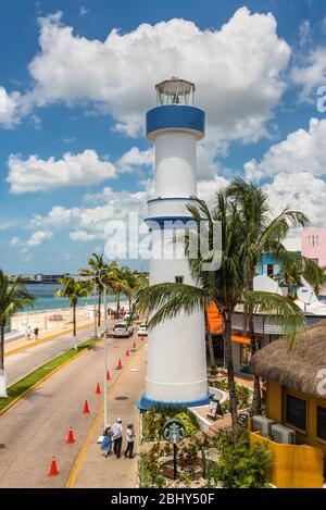 Cozumel, Mexiko - 24. April 2019: Schöner Kai mit weißem Leuchtturm, der Tausende von Touristen anzieht, um berühmte Geschäfte und Restaurants in Cozum zu besuchen Stockfoto