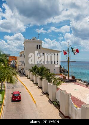 Cozumel, Mexiko - 24. April 2019: Straßenansicht am Tag mit dem Bau des Marinesektors Cozumel in Cozumel, Mexiko. Stockfoto