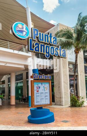 Cozumel, Mexiko - 24. April 2019: Straßenansicht bei Tag mit Punta Langosta Mall in Cozumel, Mexiko. Heute ist die Insel eine der meisten mexikanischen Touristen Stockfoto