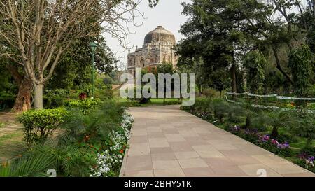 Ein Pfad mit Schisch Gumbad Grab in der Ferne Stockfoto