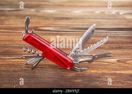 Multipurpose Messer auf Holz- Hintergrund Stockfoto