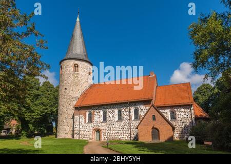 Kirche St. Johannis mit Schutt Mauerwerk, Bad Malente-Neukirchen, Holstein Schweiz, Kreis Ostholstein, Schleswig-Holstein, Norddeutschland Stockfoto