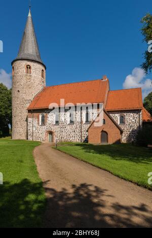 Kirche St. Johannis mit Schutt Mauerwerk, Bad Malente-Neukirchen, Holstein Schweiz, Kreis Ostholstein, Schleswig-Holstein, Norddeutschland Stockfoto