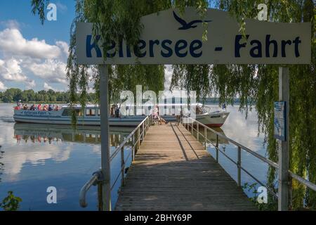 Pier mit Ausflugsboot auf dem Kellersee, Bad Malente, Holsteinische Schweiz, Landkreis Ostholsteinland, Schleswig-Holstein, Norddeutschland Stockfoto