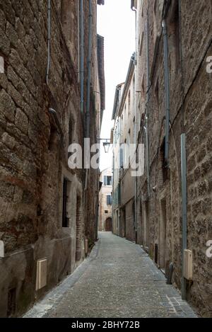 Cahors, Frankreich - 15. September 2018: die schmale Straße im historischen Zentrum von Cahors, Frankreich Stockfoto