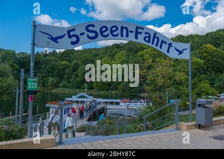 Die 5-See-Tour, Ausflugsboot 'Grünau' an der Seebrücke des Dieksees, Bad Malente, Holsteinische Schweiz, Schleswig-Holstein, Norddeutschland Stockfoto