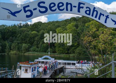 Die 5-See-Tour, Ausflugsboot 'Grünau' an der Seebrücke des Dieksees, Bad Malente, Holsteinische Schweiz, Schleswig-Holstein, Norddeutschland Stockfoto