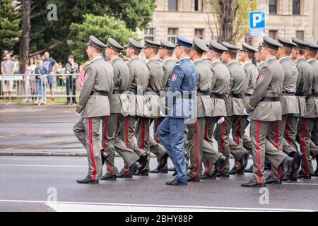 Belgrad / Serbien - 8. September 2018: Förderung der jüngsten Offiziere der serbischen Armee - die Abschlussfeier für Kadetten der Militärakademie Hel Stockfoto