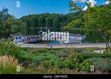 Die 5-See-Tour, Ausflugsboot 'Grünau' an der Seebrücke des Dieksees, Bad Malente, Holsteinische Schweiz, Schleswig-Holstein, Norddeutschland Stockfoto