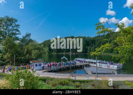 Die 5-See-Tour, Ausflugsboot 'Grünau' an der Seebrücke des Dieksees, Bad Malente, Holsteinische Schweiz, Schleswig-Holstein, Norddeutschland Stockfoto