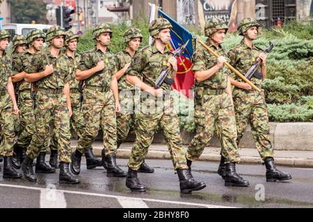 Belgrad / Serbien - 8. September 2018: Förderung der jüngsten Offiziere der serbischen Armee - die Abschlussfeier für Kadetten der Militärakademie Hel Stockfoto