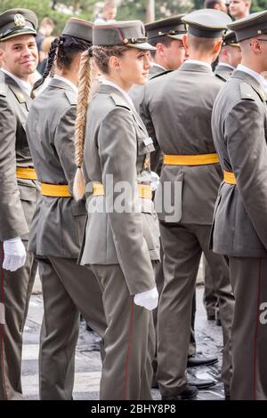 Belgrad / Serbien - 8. September 2018: Förderung der jüngsten Offiziere der serbischen Armee - die Abschlussfeier für Kadetten der Militärakademie Hel Stockfoto