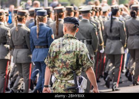 Belgrad / Serbien - 8. September 2018: Förderung der jüngsten Offiziere der serbischen Armee - die Abschlussfeier für Kadetten der Militärakademie Hel Stockfoto