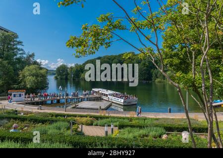 Die 5-See-Tour, Ausflugsboot 'Grünau' an der Seebrücke des Dieksees, Bad Malente, Holsteinische Schweiz, Schleswig-Holstein, Norddeutschland Stockfoto