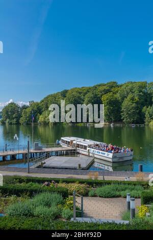 Die 5-See-Tour, Ausflugsboot 'Grünau' an der Seebrücke des Dieksees, Bad Malente, Holsteinische Schweiz, Schleswig-Holstein, Norddeutschland Stockfoto