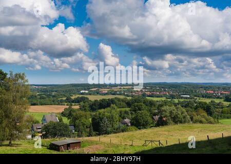 Blick vom Holzberg über die Holsteinische Schweiz oder Holsteinische Schweiz, Bad Malente, Kreis Ostholstein, Schleswig-Holstein, Norddeutschland Stockfoto