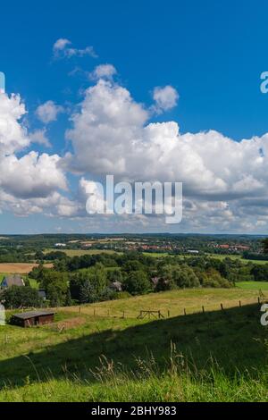 Blick vom Holzberg über die Holsteinische Schweiz oder Holsteinische Schweiz, Bad Malente, Kreis Ostholstein, Schleswig-Holstein, Norddeutschland Stockfoto