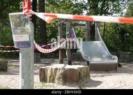 Hamburg, Deutschland. April 2020. Ein Spielplatz im Jenischpark ist gegen den Zutritt mit einem Absperrband gesichert. Die öffentlichen Spielplätze der Hansestadt wurden aufgrund der Corona-Krise geschlossen. Kredit: Bodo Marks/dpa/Alamy Live News Stockfoto