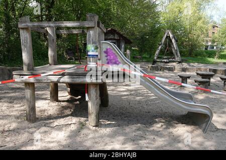 Hamburg, Deutschland. April 2020. Ein Spielplatz im Jenischpark ist gegen den Zutritt mit einem Absperrband gesichert. Die öffentlichen Spielplätze der Hansestadt wurden aufgrund der Corona-Krise geschlossen. Kredit: Bodo Marks/dpa/Alamy Live News Stockfoto