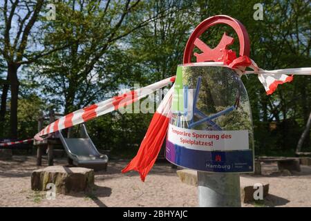 Hamburg, Deutschland. April 2020. Ein Spielplatz im Jenischpark ist gegen den Zutritt mit einem Absperrband gesichert. Die öffentlichen Spielplätze der Hansestadt wurden aufgrund der Corona-Krise geschlossen. Kredit: Bodo Marks/dpa/Alamy Live News Stockfoto