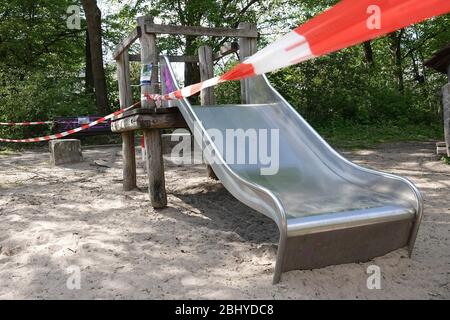 Hamburg, Deutschland. April 2020. Ein Spielplatz im Jenischpark ist gegen den Zutritt mit einem Absperrband gesichert. Die öffentlichen Spielplätze der Hansestadt wurden aufgrund der Corona-Krise geschlossen. Kredit: Bodo Marks/dpa/Alamy Live News Stockfoto