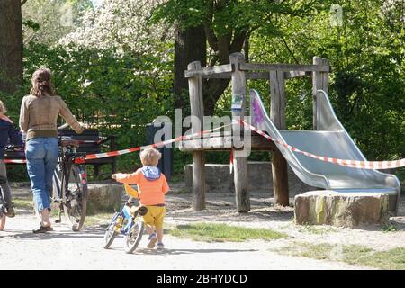 Hamburg, Deutschland. April 2020. Ein Spielplatz im Jenischpark ist gegen den Zutritt mit einem Absperrband gesichert. Die öffentlichen Spielplätze der Hansestadt wurden aufgrund der Corona-Krise geschlossen. Kredit: Bodo Marks/dpa/Alamy Live News Stockfoto