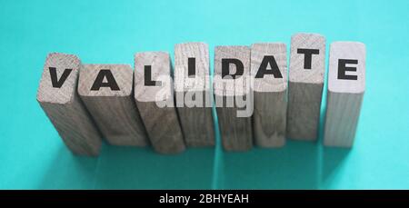 Validieren Sie Wort auf Holzblöcke. Business Evaluation Konzept Stockfoto