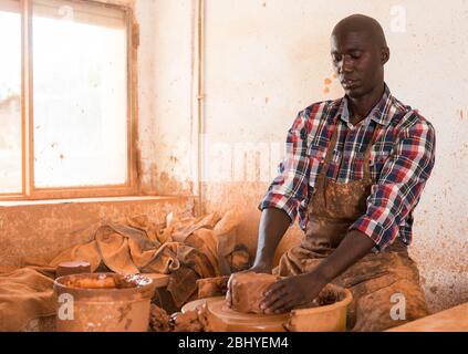 Qualifizierte african american Potter an der Töpferscheibe, Lehm Produkte Töpferei Stockfoto