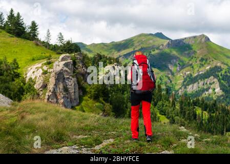 Trekking in den Bergen des Borjomi-Kharagauli Nationalpark in Kleineren Kaukasus. Borjomi, Georgien Stockfoto