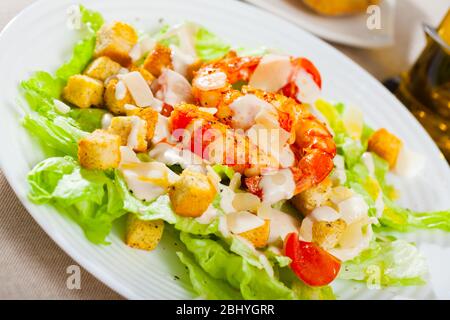 Pikante Caesar Salat mit grünem Salat, knusprigen Croutons, Parmesan und gegrillte Garnelen Stockfoto