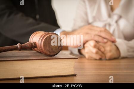 Gavel, Anwaltsbücher mit Rechtsanwälten bieten Rechtsberatung und Trost für seine Kunden im Hintergrund. Scheidungsrecht, Rechtsberatung, Familienrecht Konzept. Stockfoto